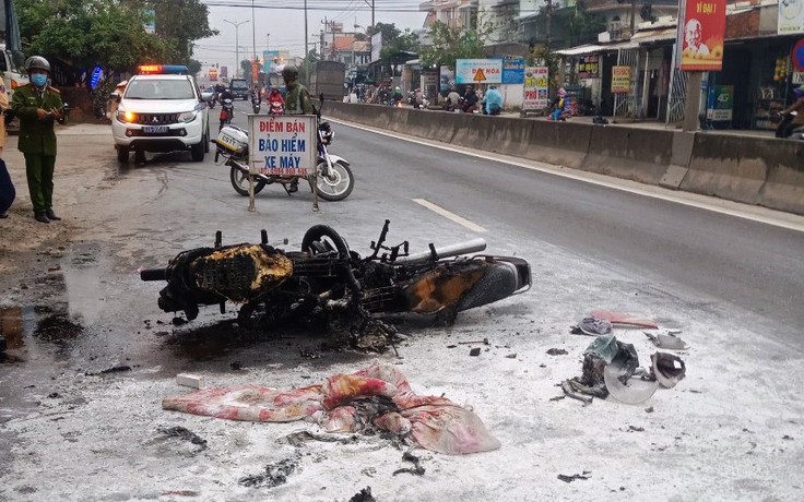 Quảng Nam: Sau va chạm, hai xe máy bốc cháy dữ dội, hai tài xế bỏng nặng