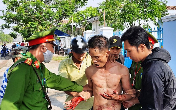 Nghi ngáo đá, người đàn ông cầm dao tự gây thương tích, la hét đòi ‘giết người…’