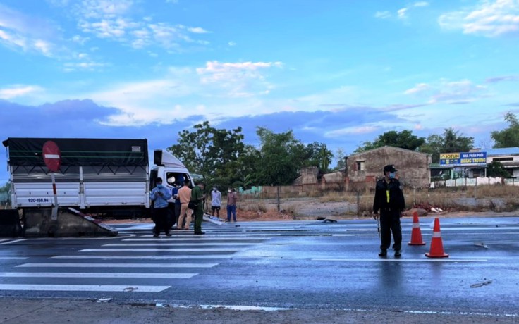 Quảng Nam: Xe tải tông vào dải phân cách khiến 2 người tử vong