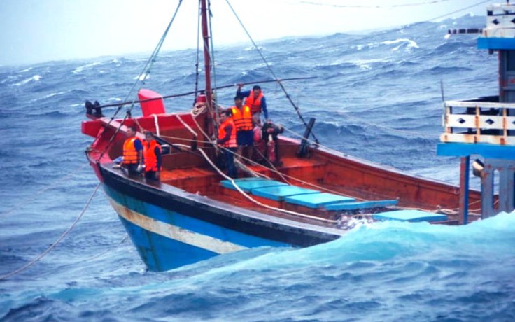 Tàu Cảnh sát biển 8002 vượt bão số 5 trong đêm cứu nhiều ngư dân gặp nạn
