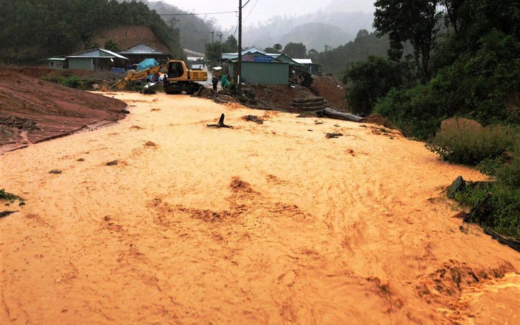 Quảng Nam: Nước tràn vào nhà, hàng trăm hộ dân vùng cao chạy lũ