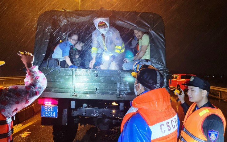 CSGT Quảng Nam giải cứu hàng chục người mắc kẹt giữa hai dòng nước lũ trong đêm