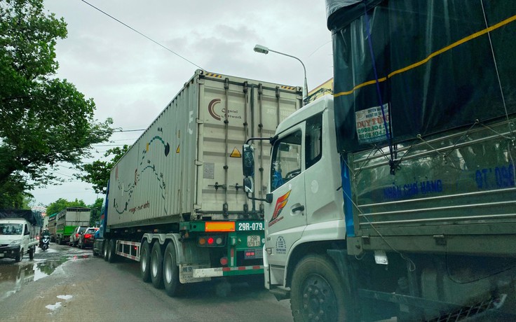 QL1 ngập lụt, xe cộ ùn ứ khi rẽ lên cao tốc Đà Nẵng - Quảng Ngãi
