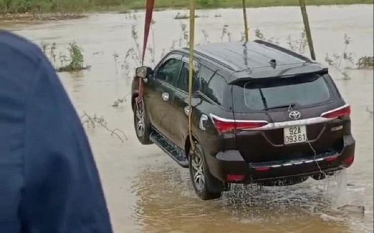 Quảng Nam: Cố băng qua dòng nước lũ chảy xiết, ô tô 7 chỗ bị cuốn trôi