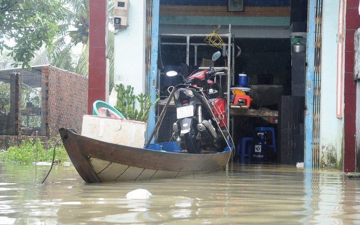 Quảng Nam: Hồ thủy lợi điều tiết lũ, người dân hối hả chạy lũ