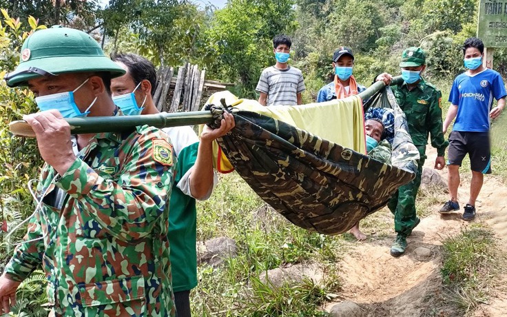 Một người Lào 78 tuổi được khiêng bằng cáng vượt rừng sang Việt Nam cấp cứu