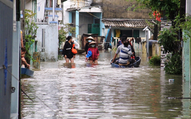Nước ngập sâu cả mét, người dân tỉnh lỵ Quảng Nam bơi ghe giữa phố