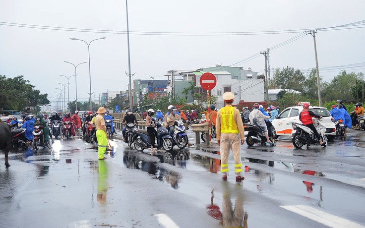 Lũ chia cắt Quốc lộ 1 qua Quảng Nam, hàng trăm phương tiện phải quay đầu