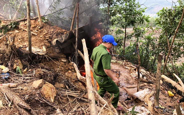 Quảng Nam: Phá hủy công cụ khai thác vàng trái phép tại mỏ vàng Bồng Miêu