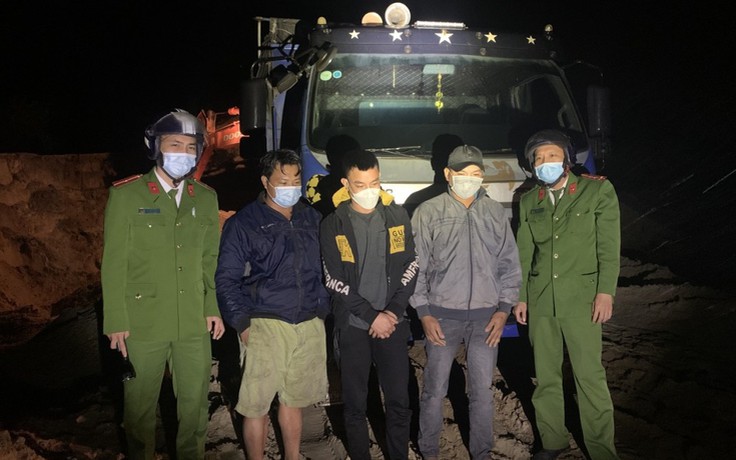 Quảng Bình: Liên tiếp phát hiện các vụ khai thác cát trái phép ban đêm