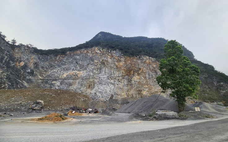 Thung lũng Rào Trù: Người dân khốn khổ 'sống chung' khói bụi từ các mỏ khai thác đá
