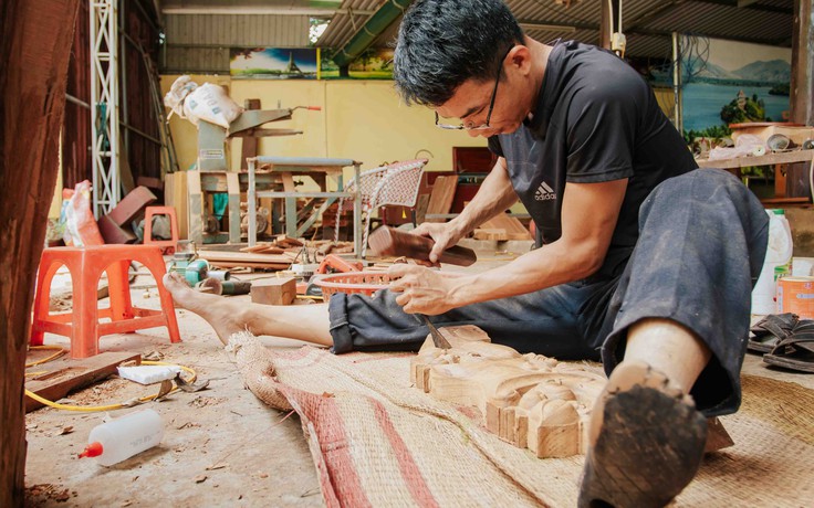 Chàng trai mất đi một phần chân trái khởi nghiệp thành công với đồ gỗ mỹ nghệ