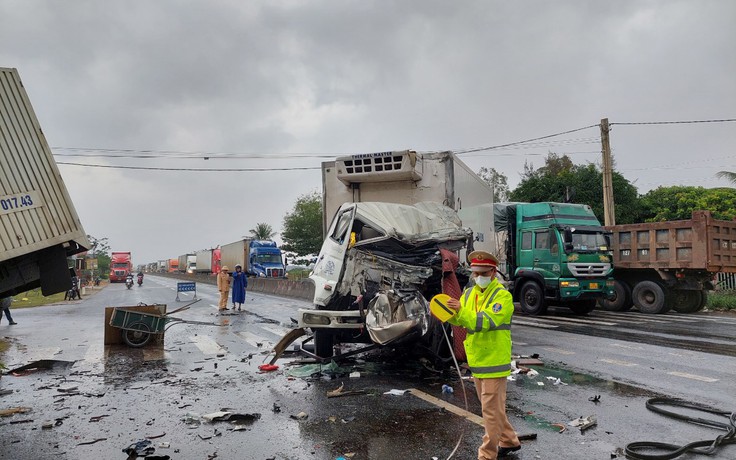Quảng Bình: Đầu xe bẹp dúm sau tai nạn, tài xế may mắn thoát chết