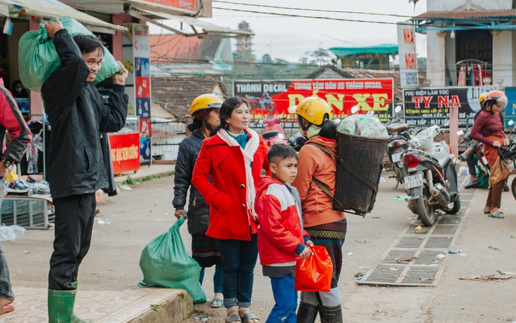 Đồng bào dân tộc vượt hàng chục cây số đi sắm tết, đầy bao tải mới về