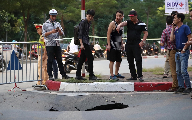 ‘Hố tử thần’ bất ngờ xuất hiện giữa đường phố Hà Nội