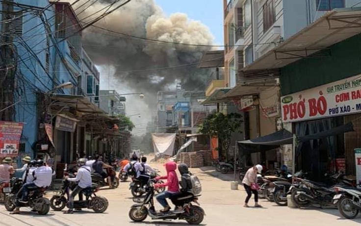 Đang cháy lớn tại nhiều xưởng gỗ ở làng nghề nổi tiếng Hà Nội