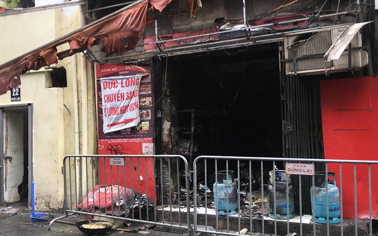 Cháy lớn tại cửa hàng bánh mì trên phố cổ Hà Nội
