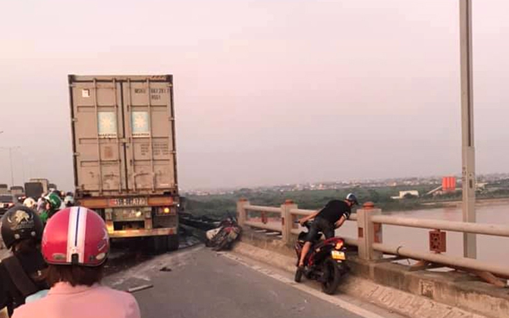 Hà Nội: Container tông 3 xe máy trên cầu Thanh Trì, 4 người thương vong