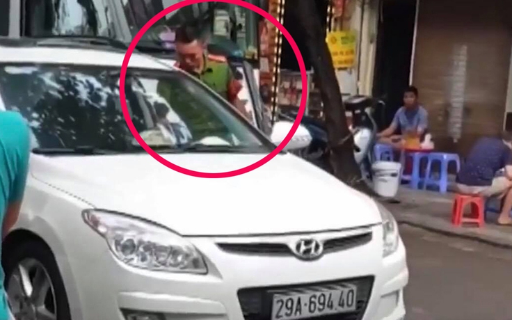 Phạt trung úy công an đỗ xe giữa phố cổ Hà Nội 1 triệu đồng