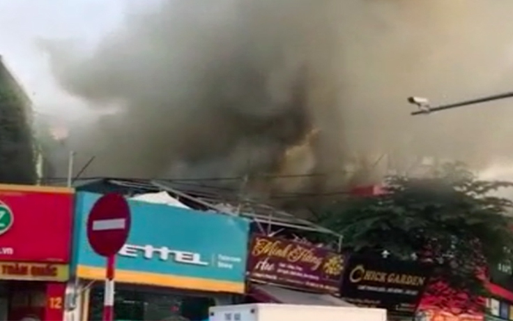 Cháy hàng ăn tại Hà Nội, nhiều người hoảng loạn