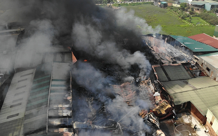 Cháy xưởng sản xuất vật liệu cách nhiệt rộng hàng trăm mét vuông tại Hà Nội