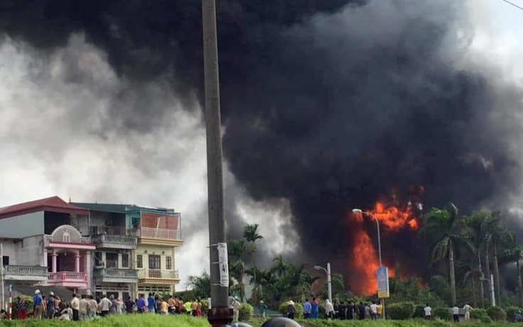 Cháy cực lớn kèm nhiều tiếng nổ ở kho hóa chất tại Hà Nội