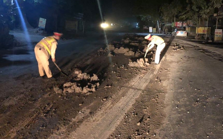 CSGT ‘trắng đêm’ dọn hơn 1 km đường Hồ Chí Minh bị đổ trộm bùn
