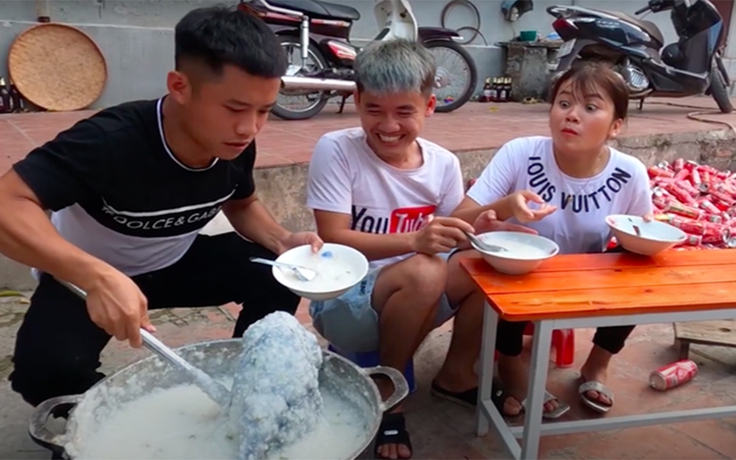 Con trai bà Tân Vlog bị phạt 7,5 triệu đồng vì nấu cháo gà nguyên lông