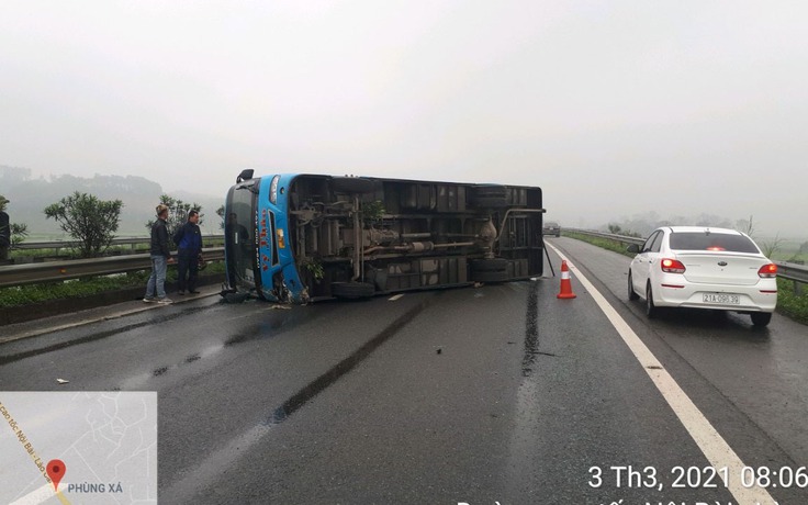 Xe khách tông dải phân cách cao tốc Nội Bài - Lào Cai, 7 người thoát nạn