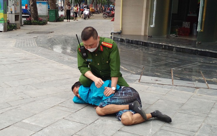Hà Nội: Công an quật ngã người đàn ông ném gạch, chất bẩn vào người đi đường