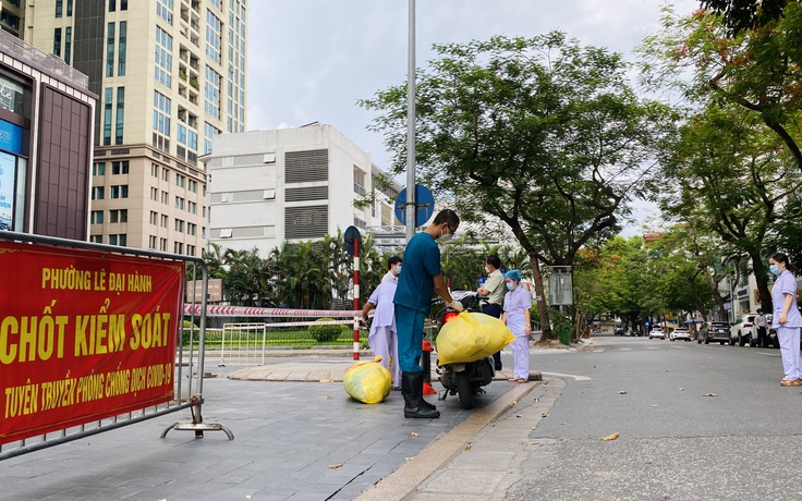 Hà Nội: Nam bảo vệ nghi mắc Covid-19, tạm phong tỏa Vincom Bà Triệu