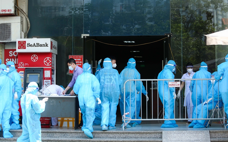 Hàng trăm nhân viên y tế 'đổ bộ' ổ dịch Linh Đàm lấy mẫu xét nghiệm Covid-19