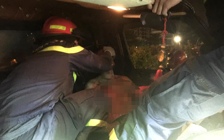 Hà Nội: Giải cứu tài xế bị thanh sắt đâm xuyên ngực, mắc kẹt trong cabin