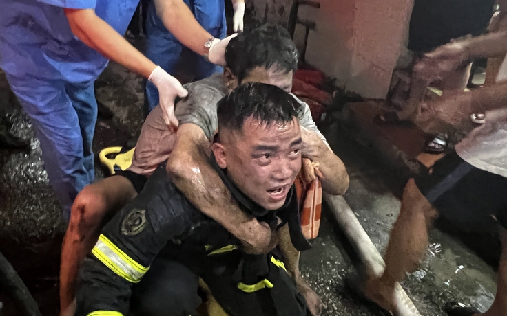 Giải cứu 4 người trong đám cháy nhà dân lúc nửa đêm