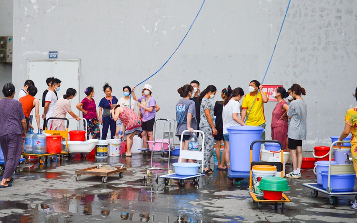Dân chung cư ở Hà Nội ùn ùn kéo xuống tầng 1 xách từng xô nước sạch