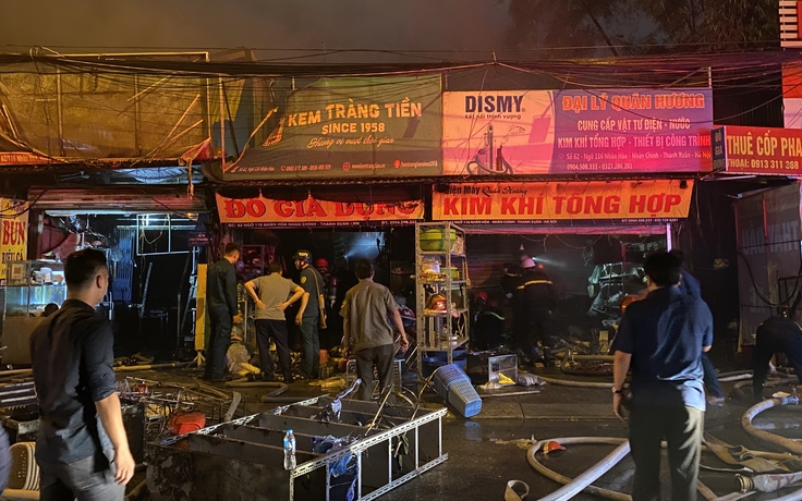 3 ki ốt ở Hà Nội cháy ngùn ngụt trong đêm, xe cứu thương đến hiện trường
