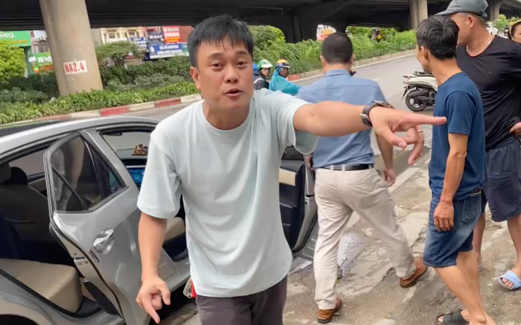 CSGT Hà Nội lý giải hành động nhờ người dân quay clip khi giúp người tai nạn