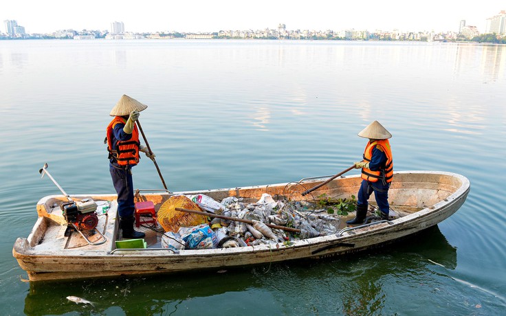 Vì sao cá chết hàng loạt ở hồ Tây, bốc mùi hôi tanh?