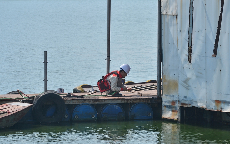 Hà Nội tháo dỡ du thuyền bỏ hoang trên hồ Tây