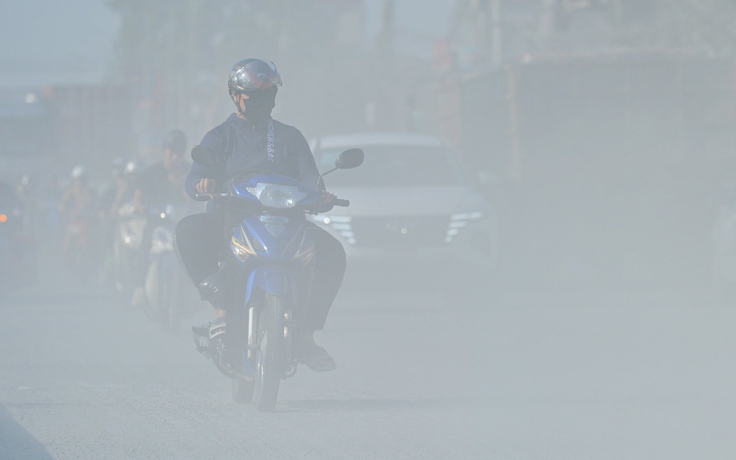 Con đường 1 km ở Hà Nội bụi bay trắng xóa, dân kêu trời Con đường 1 km ở Hà Nội bụi bay trắng xóa, dân kêu trời