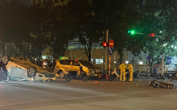 Ô tô Mazda tông 2 xe máy dừng đèn đỏ, 4 người nhập viện
