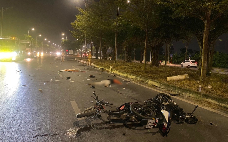 Xe máy va chạm với xe điện ở Hà Nội khiến 4 người thương vong