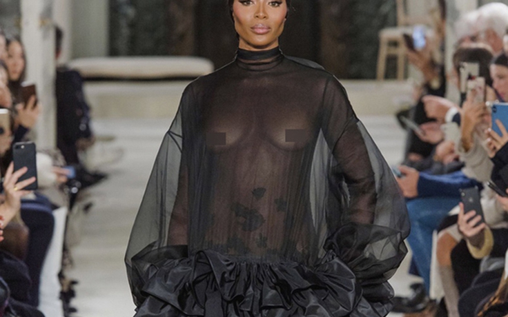‘Báo đen’ Naomi Campbell gây tranh cãi khi lộ ngực trần tại Pháp