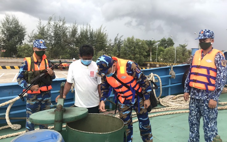 Tàu Mông Cổ sang mạn dầu trái phép với tàu cá Kiên Giang, bị bắt giữ