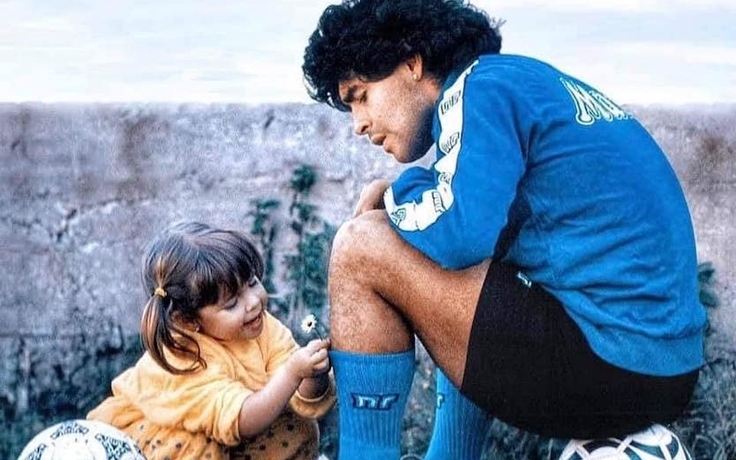 Diego Maradona và cô con gái nhỏ trong bức ảnh ngoài sân cỏ