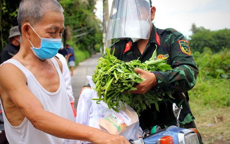 TP.HCM: Chương trình Vòng tay Việt - Sài Gòn trao hàng nghìn suất ăn mỗi ngày