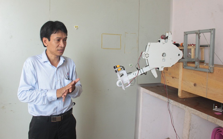 Giảng viên chế tạo cánh tay robot đo nhiệt độ phòng dịch Covid-19