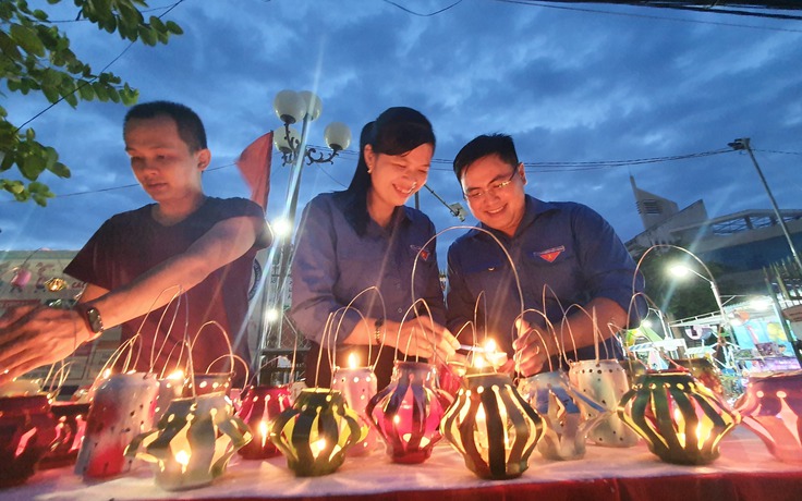 Tết Trung thu: Đem chai nhựa đổi lấy lồng đèn