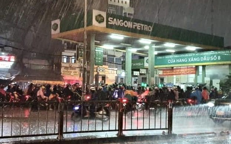 Đội mưa hay canh khung giờ 'vàng' là cách người trẻ được đổ đầy bình xăng