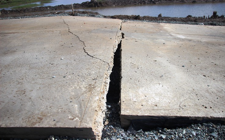 Sự cố sụt lún bê tông đường đê biển Tây thiệt hại khoảng 1 tỉ đồng